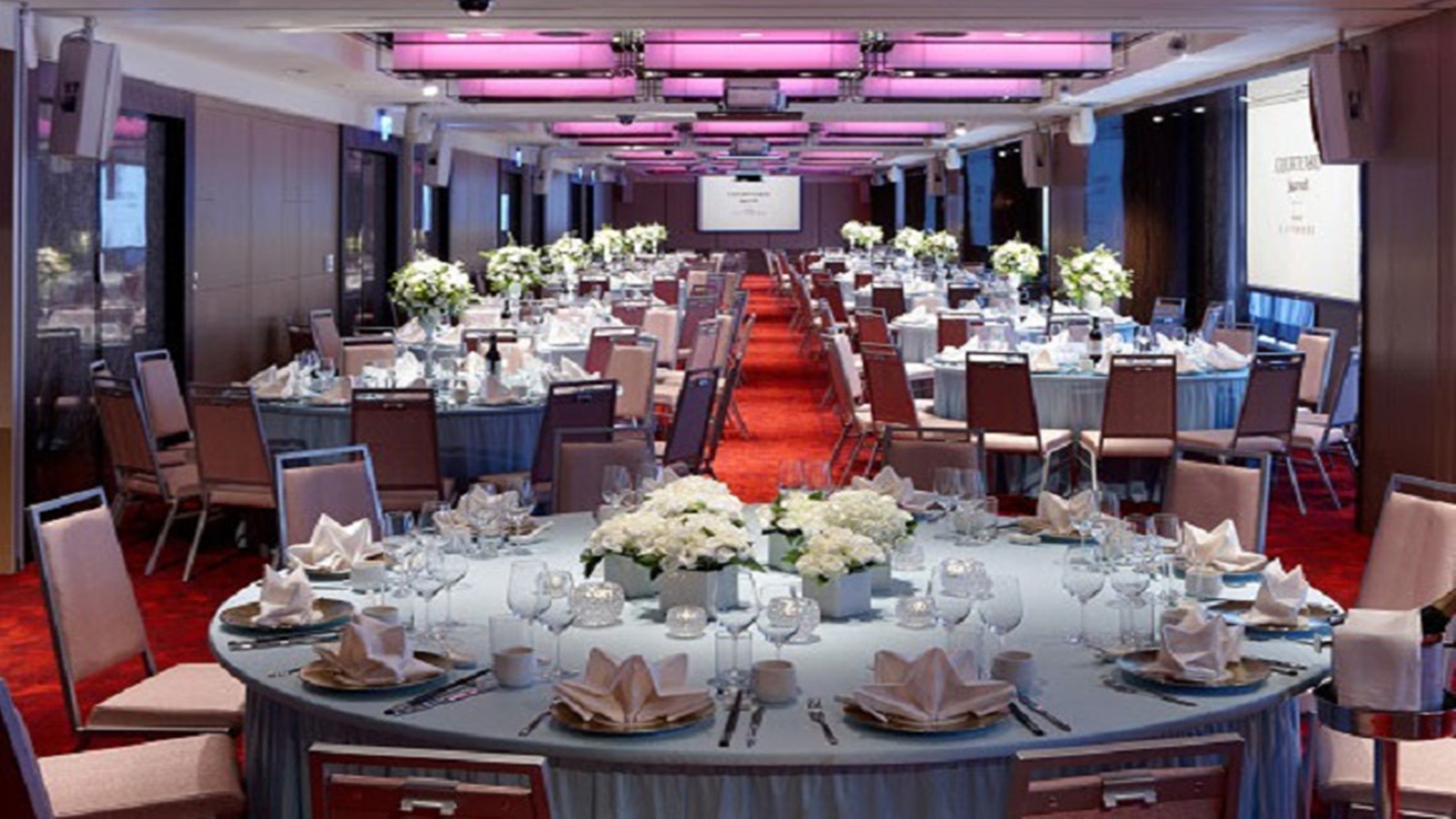 南港六福萬怡飯店